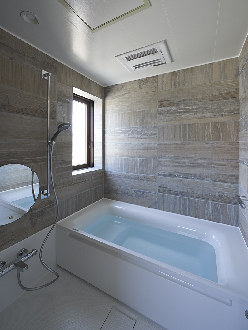 FIMAのシャワー・バス用水栓、KWCのシャワーヘッドを使ったシンプルな浴室_gallery119｜美しいデザインの洗面ボウルならセラトレーディング